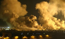 Khói mịt mù bao phủ toàn dinh Tổng thống ở thủ đô Baghdad trong cuộc không kích của Mỹ hôm 21-3-2003