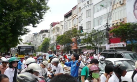 Cùng với học sinh, việc đổi giờ khiến hàng vạn phụ huynh từ hôm nay phải ra đường từ 6h. Ảnh: P.V