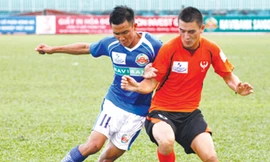 Mới nhất, tuyển thủ Việt Cường được Sài Gòn Xuân Thành “cho phép” ra đi với giá đền bù cao ngất. Nếu ở lại, anh sẽ phải chịu phạt, giảm lương, cắt thưởng.