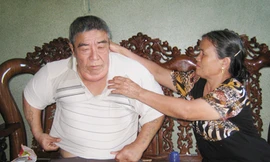 Ông cựu binh mặc váy