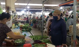 Giá hàng hoá, thực phẩm thiết yếu ở TPHCM tăng chóng mặt