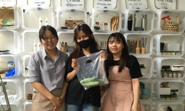 Cô gái khiếm thị với cửa hàng độc đáo 'Mang rác thải đến, cầm thực phẩm về'