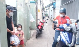 Trung thu ấm áp đến với hoàn cảnh khó khăn trong đại dịch ở TPHCM