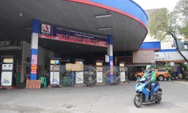 'Cơn khát' xăng chưa hạ nhiệt, lực lượng chức năng kiểm tra từng cửa hàng 