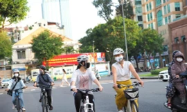 Giới trẻ TPHCM hào hứng đạp xe sau giãn cách