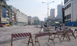 Đường Lê Lợi khoác áo mới khi 'lô cốt', rào tôn được tháo dỡ