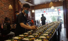 Chủ nhà hàng ở TPHCM mỗi ngày nấu trăm suất cơm tặng tuyến đầu chống dịch