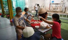 Hàng xóm chung tay 'góp gạo, thổi cơm' gửi vào Bệnh viện dã chiến