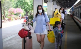 Nhà ga nhộn nhịp, bến xe đìu hiu sau thông báo không cách ly người về từ TPHCM