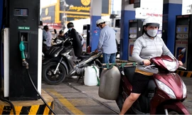 Trước ngày điều chỉnh giá, nhiều cửa hàng ở TPHCM thông báo hết xăng dầu