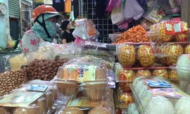 Giá trứng tăng vọt, tiểu thương dè dặt nhập hàng