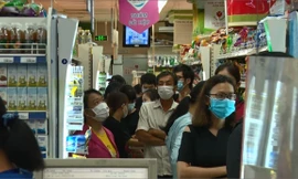 Người dân đổ xô đi siêu thị trước thời điểm TP Hồ Chí Minh thực hiện giãn cách xã hội