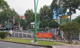 Bất chấp 'lệnh' giãn cách xã hội, người dân TPHCM vẫn tập thể dục, câu cá ở nơi rào chắn