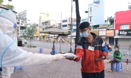 Shipper dương tính với SARS-CoV-2 khi test nhanh được cấp ngay túi thuốc