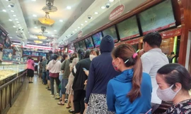 Người Hà Nội đổ xô mua bán vàng