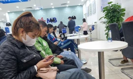 Nhiều người dân xác thực sinh trắc học tại phòng giao dịch trước 'giờ G'