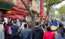 Người Hà Nội ùn ùn đi bán vàng 