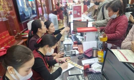 Giá vàng 'nóng bỏng tay', có thể mua bán cả... giấy hẹn