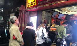 Giá vàng bất ngờ đảo chiều, nhiều người ‘đứng ngồi không yên'