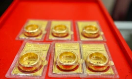 Nhiều cửa hàng 'treo biển' thông báo hết sạch vàng nhẫn 