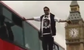 Xem người bay lơ lửng giữa trời