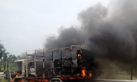 Xe cháy dữ dội trên cao tốc Thăng Long – Nội Bài