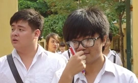 Thí sinh ra khỏi phòng thi môn văn (Ảnh: Nguyễn Anh/ Vietnam+)