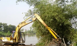 Gia cố bờ bao tại một số quận đang bị triều cường tấn công