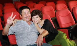 Vợ chồng 'Táo Giao thông' tình tứ bên nhau