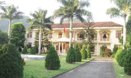 Đại bản doanh Khu Bảo tồn thiên nhiên Pù Huống đìu hiu lạ thường (ảnh lớn); Phòng làm việc của GĐ kiêm Hạt trưởng Trịnh Thanh Long cửa đóng im ỉm ngày 12-12