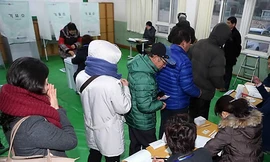 Cử tri Hàn Quốc xếp hàng bỏ phiếu bầu tổng thống