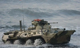 Cận cảnh bọc thép BTR-82A nghiền nát bờ biển, mở đường tấn công