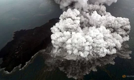 Hình ảnh núi lửa Anak Krakatoa đang hoạt động. (Ảnh: CNA)