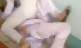 Nữ sinh mặc áo dài đánh nhau trên bục giảng