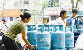 Sau 32 ngày, giá gas bán lẻ đã tăng 66.000 đồng/bình 12kg. Ảnh: Hồng Vĩnh