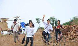 Nhọc nhằn chở chữ qua sông