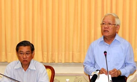 Chủ tịch TP HCM 'choáng' với mức lương 2,6 tỷ đồng