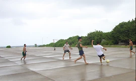 Khi trái bóng lăn giữa Trường Sa