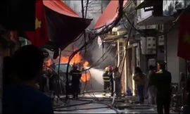 Cận cảnh vụ xe chở gas phát nổ, gây cháy dữ dội trong phố Bùi Ngọc Dương