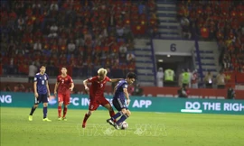 Bộ trường Nguyễn Ngọc Thiện cảm ơn và khen ngợi tinh thần thi đấu quả cảm của các cầu thủ Việt Nam. Ảnh: TTXVN