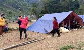 Nhân dân xã Đàm Thủy dựng lêu lán ngủ tạm ngoài đồng. Ảnh: TTXVN phát 