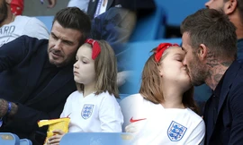 David Beckham lại gây tranh cãi vì hôn môi con gái Harper 
