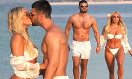 Sao thực tế Anh diện ‘hai mảnh’ bé xíu, hôn đắm đuối bạn trai trên biển