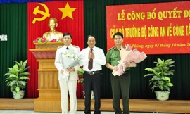 Bí thư Thành ủy Hải Phòng tặng hoa đại tá Vũ Thanh Chương (trái) và đại tá Lê Ngọc Châu (phải). Ảnh: VF