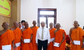 Thủ tướng Nguyễn Xuân Phúc tặng quà các vị sư sãi của Học viện Phật giáo Nam tông Khmer. (Ảnh: Thống Nhất/TTXVN)