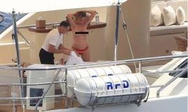 Mẹ sao ‘50 sắc thái’ vô tư để ngực trần ở tuổi 61 trên du thuyền