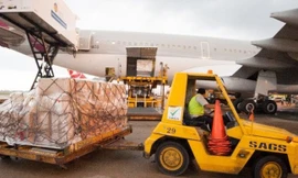 Bản tin 8H: Xe bán tải ‘tạt đầu’ máy bay đang di chuyển ở Tân Sơn Nhất