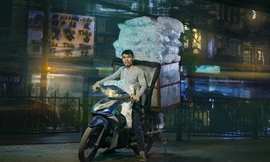 Bộ ảnh người chở hàng trên xe máy ở Hà Nội gây ‘sốt’ báo chí nước ngoài