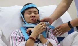 Cheng Yanfang trình bày luận văn trên giường bệnh. Ảnh: Weibo/ CCTV