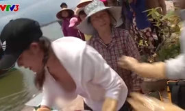 Người đẹp bị 'lộ hàng' trong Cuộc đua kỳ thú trên sóng truyền hình gây tranh cãi